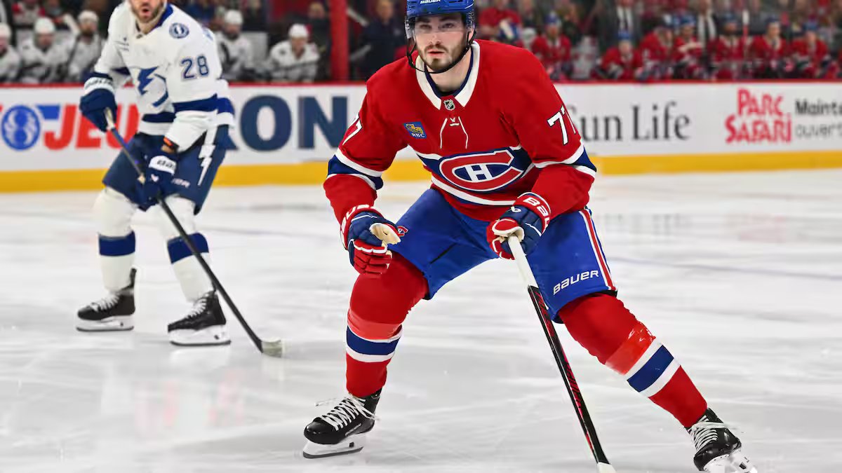 Kirby Dach voltou para os gradins?