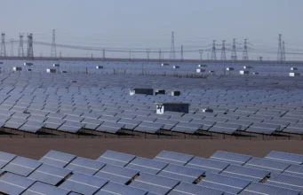 Tempo de expansão para os fabricantes de energia solar chineses, à medida que a crise do petróleo no Médio Oriente impulsiona a procura