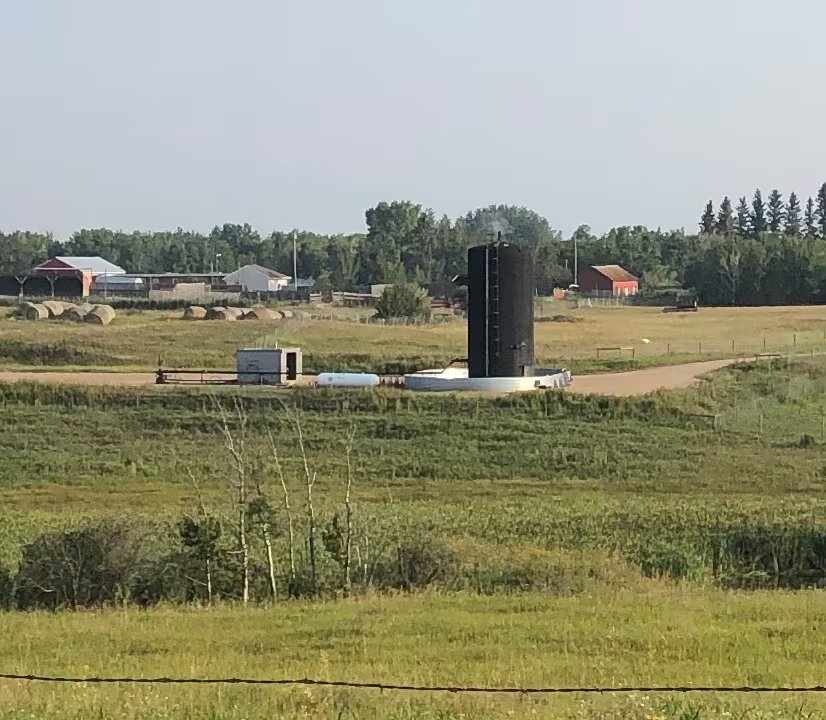 Poços de petróleo envelhecidos em suas terras estão tornando a vida deste agricultor de Alberta miserável. Ela não está sozinha