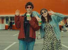 Diretor de ‘Mile End Kicks’ e ‘Roommates’ fala sobre colaboração com Adam Sandler e exploração de ‘inveja de gênero’ em filme semiautobiográfico