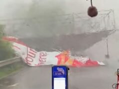 Grande outdoor desaba durante forte chuva em frente ao trânsito em Jacarta, Indonésia