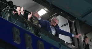 John Garrett, ex-goleiro da NHL e locutor de longa data do Canucks, morto aos 74 anos