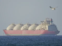 Irã impõe novamente restrições ao Estreito de Ormuz enquanto canhoneiras disparam contra navio-tanque