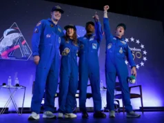 Os astronautas que viajam para a lua Artemis II voltam para casa com aplausos após uma viagem recorde