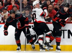 O gol de Martinook na segunda prorrogação faz com que Hurricanes vença Senators por 3-2