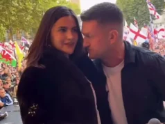 Influenciador anti-muçulmano lança ataque racista a Mahmood após ser bloqueado no Reino Unido