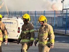 Concessionária de automóveis perto de estádio de futebol atingida por incêndio