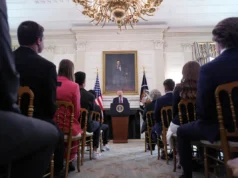 Trump renova seu apelo para que o Congresso intervenha e aprove legislação para controlar os esportes universitários