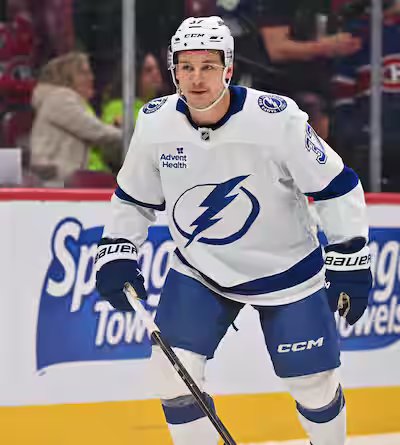 Victor Hedman, capitão do Lightning de Tampa Bay, fera a viagem para Montreal