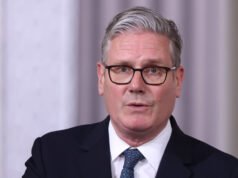 Starmer sob fogo enquanto escândalo de verificação de Mandelson gera pedidos de demissão