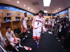 Enquanto Tommy Lloyd avaliava a oferta da UNC, um acompanhante do Arizona – filho do AD e potencial futuro agente do treinador – viu-a de todos os lados