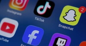 As plataformas de mídia social precisam parar de rolar sem fim, diz Starmer do Reino Unido