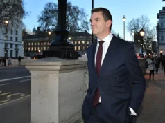 Ex-funcionário demitido do Reino Unido diz que sentiu pressão política para aprovar Mandelson como embaixador dos EUA