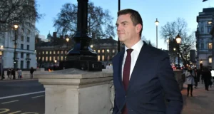 Ex-funcionário demitido do Reino Unido diz que sentiu pressão política para aprovar Mandelson como embaixador dos EUA