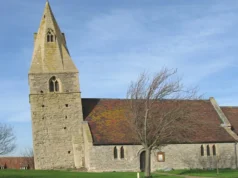 A igreja instável de Lincolnshire que se inclina mais do que a Torre de Pisa precisa de £ 100 mil para reparos