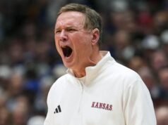 Aquisição de Bill Self, detalhes do contrato como treinador do Kansas Jayhawks