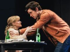 Crítica da Broadway de ‘Becky Shaw’: Um encontro às cegas enlouquece em uma fascinante comédia sombria com Alden Ehrenreich e Patrick Ball