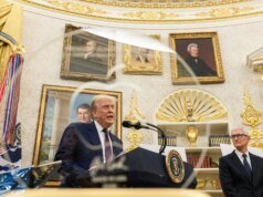 Trump se gaba de que Tim Cook iria ‘beijar minha bunda’ enquanto o CEO da Apple se afasta