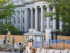 Decisão dá mais tempo para trabalhar no salão de baile de Trump na Casa Branca