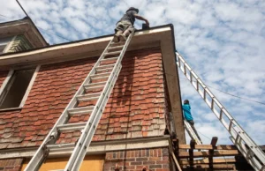 As apostas de Lowe que a IA não conseguirá consertar um buraco no seu telhado