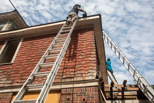 As apostas de Lowe que a IA não conseguirá consertar um buraco no seu telhado