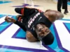 Bam Adebayo, do Heat, é levado ao vestiário depois que LaMelo Ball, do Hornets, o derruba, causando uma forte queda