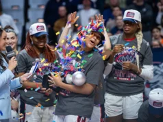 Sarah Strong, da UConn, ganha o Wooden Award para receber as honras de melhor jogadora do ano