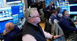 Preços do petróleo disparam e Wall Street cai com EUA e Irã em confronto no Estreito de Ormuz