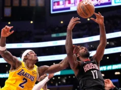 Kevin Durant perde a estreia dos playoffs devido a uma lesão no joelho, e os Rockets não conseguem compensar sua ausência