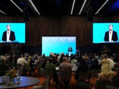 Príncipe Harry elogia a liderança da Austrália na proibição das redes sociais enquanto Meghan conta sobre bullying online