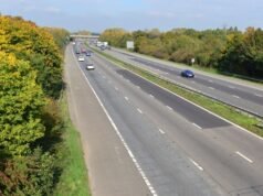 Mulher morre na colisão da M23 que fechou a rodovia perto do aeroporto de Gatwick