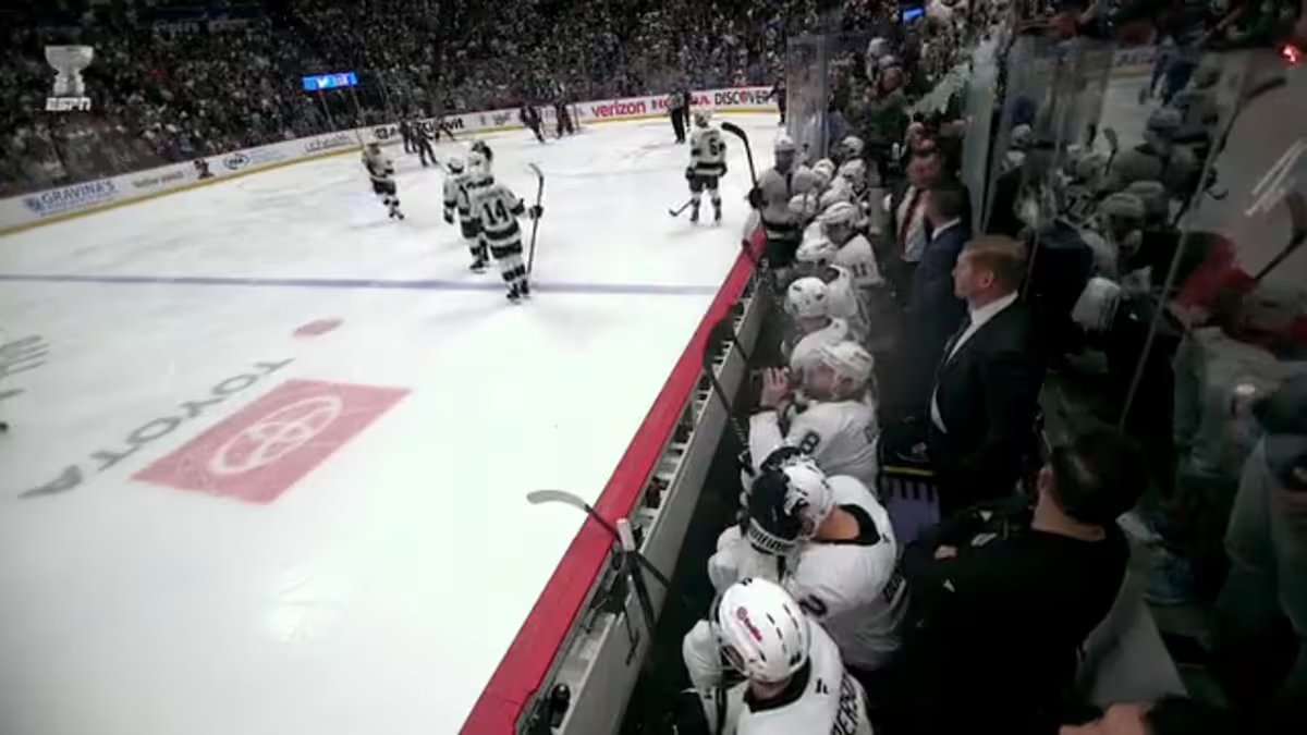 À VOIR: Des partidários do Colorado un peu trop excités brisent la vitre derrière le banc des Kings