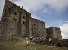 Uma debandada em uma fortaleza no topo de uma montanha haitiana mata pelo menos 25 pessoas e fere dezenas