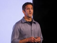 Quem é John Ternus, o próximo CEO da Apple?