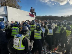 Mísseis lançados contra a polícia enquanto rave ilegal foi interrompida