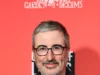 John Oliver brinca sobre o futuro de ‘Last Week Tonight’ em evento de caridade