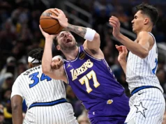 O líder de pontuação da NBA, Luka Doncic, perderá o resto da temporada regular do Lakers devido a uma distensão no tendão da coxa