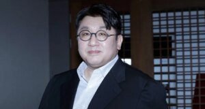 Bang Si-hyuk, presidente da agência BTS HYBE, enfrenta prisão na Coreia do Sul