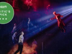 Crítica da Broadway de ‘The Lost Boys’: a adaptação musical do filme adolescente de vampiros dos anos 80 é rica em imaginação e repleta de efeitos espetaculares