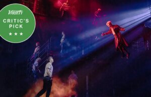 Crítica da Broadway de ‘The Lost Boys’: a adaptação musical do filme adolescente de vampiros dos anos 80 é rica em imaginação e repleta de efeitos espetaculares