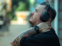 Deezer diz que músicas geradas por IA agora representam 44% dos uploads diários