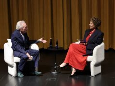 Lorne Michaels diz que ‘SNL’ é “quase um ramo do governo”, chama a versão do Reino Unido de “mais legal”, “mais inteligente, mais engraçada, mais original”, fala sobre o esboço viral de ‘Artemis’