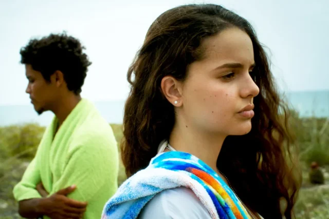 Esta-Isla-still1-bebo-y-lola-playa-1.webp.webp