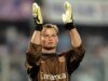 Alex Manninger, ex-goleiro do Arsenal e do Liverpool, morre após carro ser atropelado por trem
