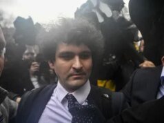 O ator e diretor Ben McKenzie fala sobre o confronto do Crypto Bro Sam Bankfried-Fried com uma xícara de café em seu novo documentário – Festival de Cinema de Miami