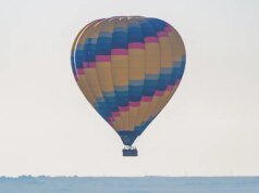 Um balão de ar quente pousou em um quintal na Califórnia. O proprietário diz que é um evento ‘muito raro’