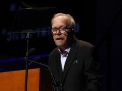 Don Schlitz, venerado compositor por trás de ‘The Gambler’, ‘Forever and Ever, Amen’, ‘When You Say Nothing at All’ e outros clássicos country, morre aos 73 anos