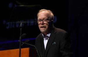 Don Schlitz, venerado compositor por trás de ‘The Gambler’, ‘Forever and Ever, Amen’, ‘When You Say Nothing at All’ e outros clássicos country, morre aos 73 anos