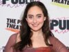 O programa solo da comediante Cat Cohen, ‘Broad Strokes’, estreia fora da Broadway (EXCLUSIVO)