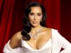 Kim Kardashian produzirá ‘Team Moms’, reality show da Paramount + sobre famílias juvenis de beisebol (EXCLUSIVO)